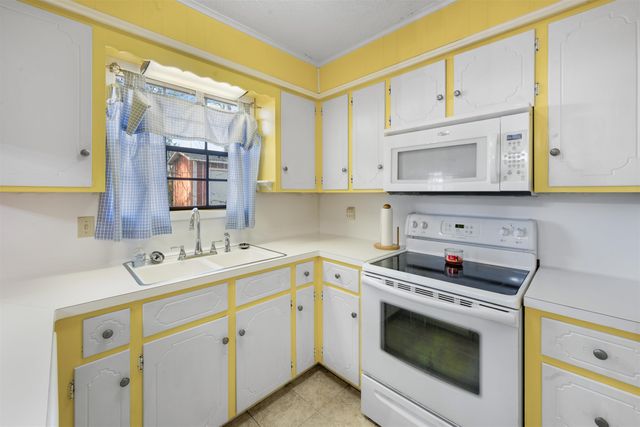 309 River Oaks Dr, Jefferson, TX 75667