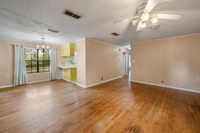 309 River Oaks Dr, Jefferson, TX 75667