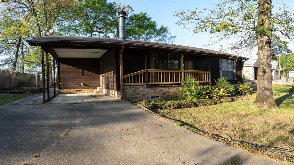 309 River Oaks Dr, Jefferson, TX 75667