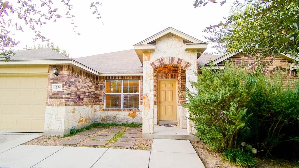 1654 Sunspur RD, New Braunfels, TX 78130