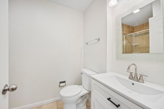 170 Grove Avenue B, Des Plaines, IL 60016