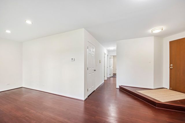 170 Grove Avenue B, Des Plaines, IL 60016