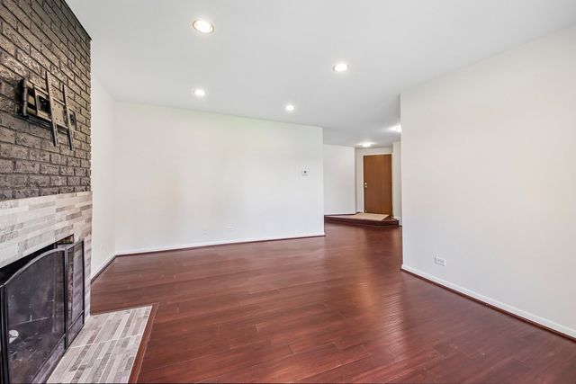 170 Grove Avenue B, Des Plaines, IL 60016