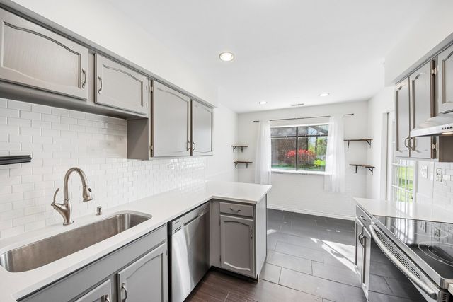 170 Grove Avenue B, Des Plaines, IL 60016