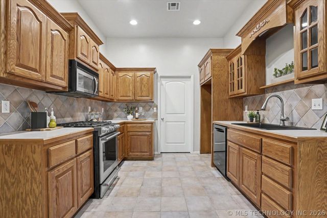 9816 E 109th Street N, Owasso, OK 74055