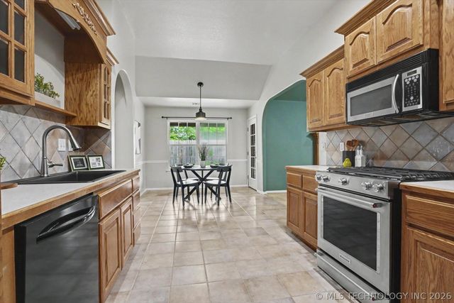 9816 E 109th Street N, Owasso, OK 74055