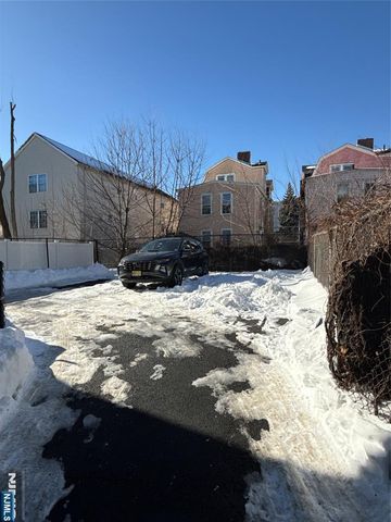 913 S 18th Street 2, Newark, NJ 07108