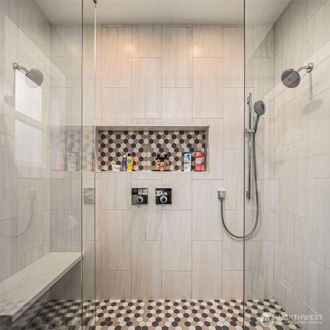 6411 WOODLAND Place N, Seattle, WA 98103
