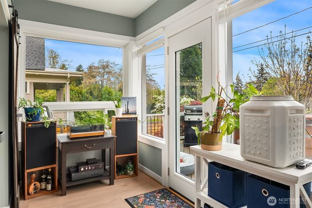 6411 WOODLAND Place N, Seattle, WA 98103