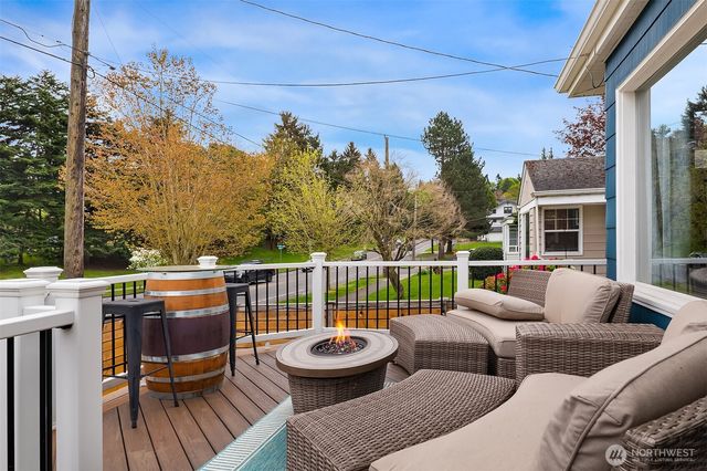 6411 WOODLAND Place N, Seattle, WA 98103