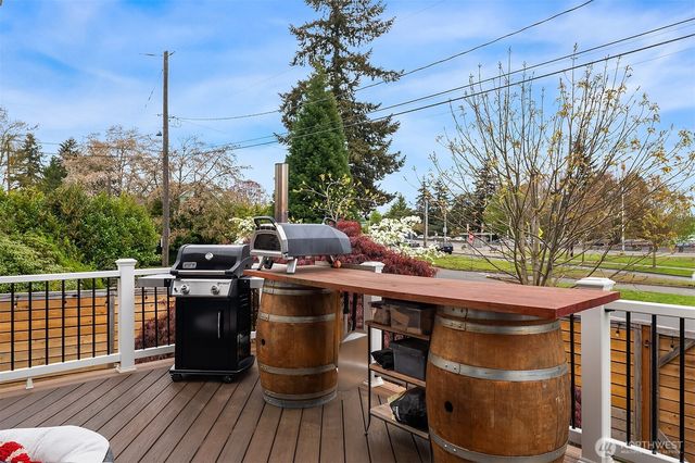 6411 WOODLAND Place N, Seattle, WA 98103