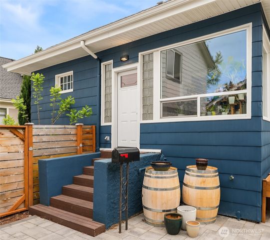 6411 WOODLAND Place N, Seattle, WA 98103