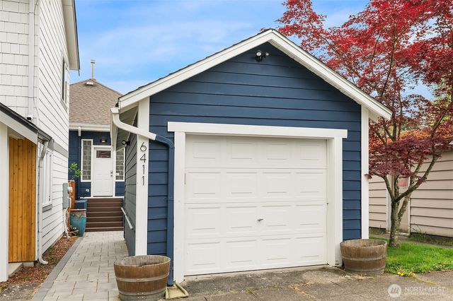 6411 WOODLAND Place N, Seattle, WA 98103