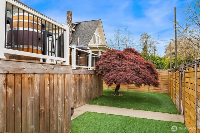 6411 WOODLAND Place N, Seattle, WA 98103