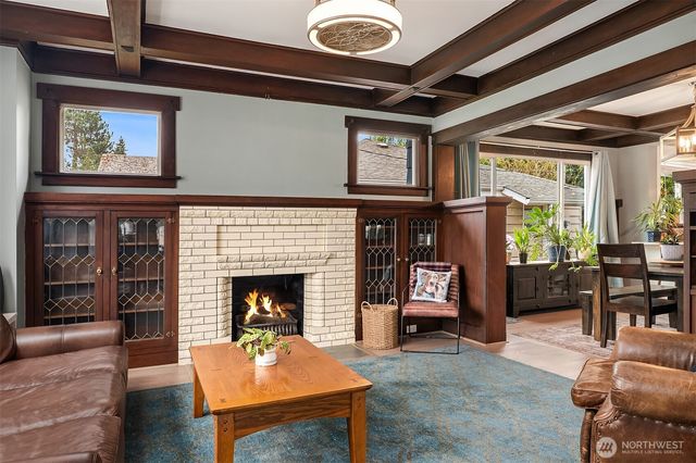 6411 WOODLAND Place N, Seattle, WA 98103