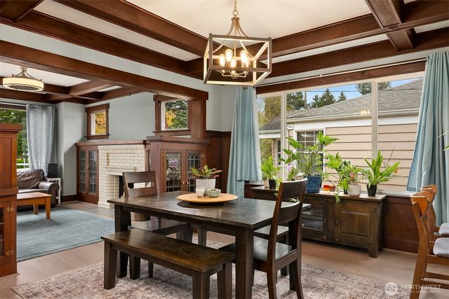 6411 WOODLAND Place N, Seattle, WA 98103