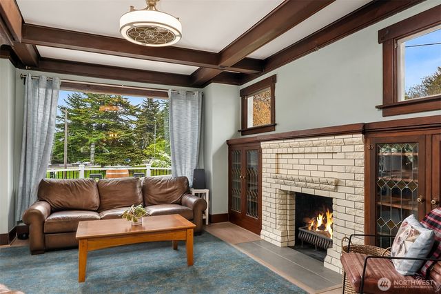6411 WOODLAND Place N, Seattle, WA 98103