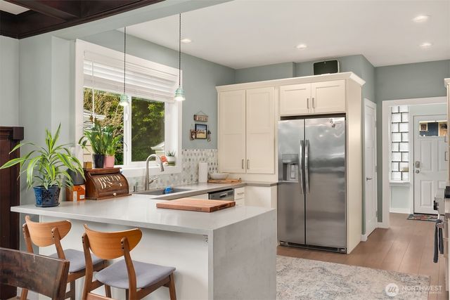 6411 WOODLAND Place N, Seattle, WA 98103