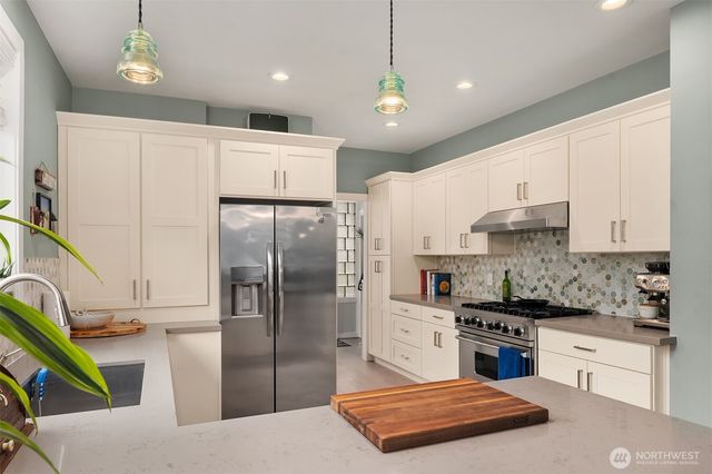 6411 WOODLAND Place N, Seattle, WA 98103