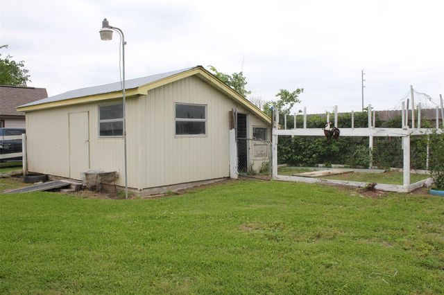 206 Riverside Street, Highlands, TX 77562