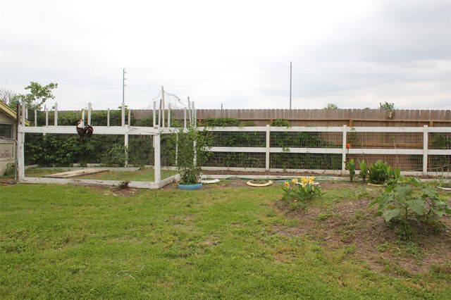 206 Riverside Street, Highlands, TX 77562