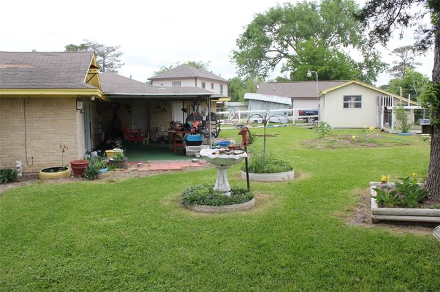 206 Riverside Street, Highlands, TX 77562