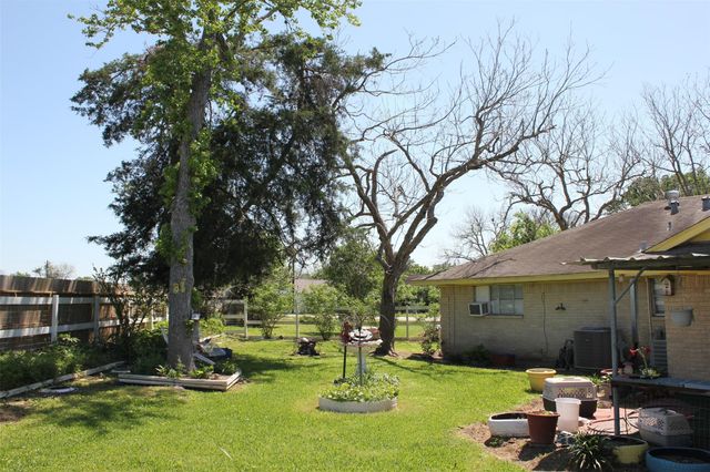 206 Riverside Street, Highlands, TX 77562
