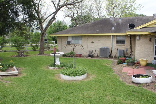 206 Riverside Street, Highlands, TX 77562
