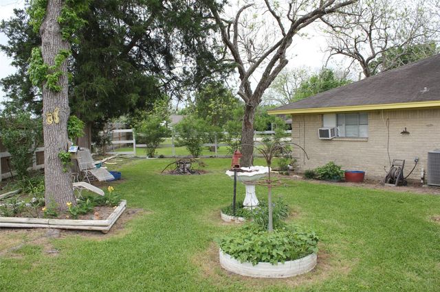 206 Riverside Street, Highlands, TX 77562
