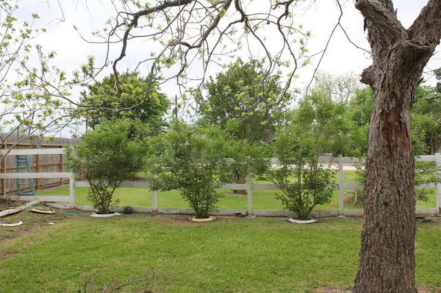 206 Riverside Street, Highlands, TX 77562