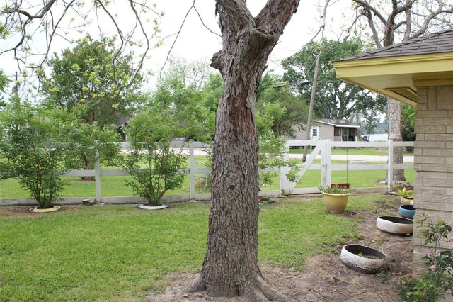 206 Riverside Street, Highlands, TX 77562
