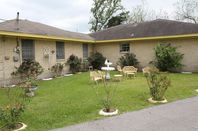 206 Riverside Street, Highlands, TX 77562