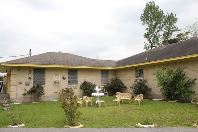 206 Riverside Street, Highlands, TX 77562