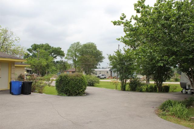 206 Riverside Street, Highlands, TX 77562