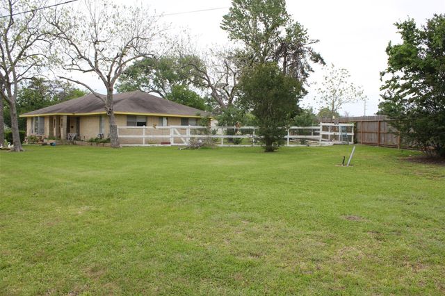 206 Riverside Street, Highlands, TX 77562