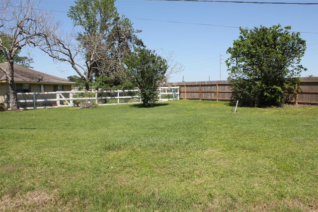 206 Riverside Street, Highlands, TX 77562