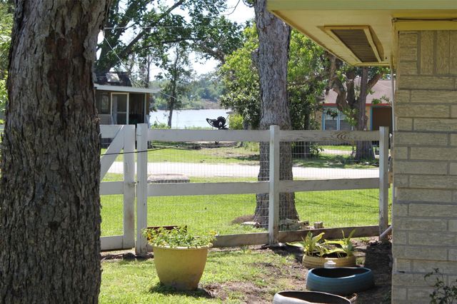 206 Riverside Street, Highlands, TX 77562