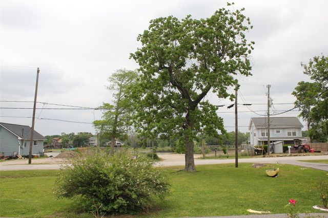 206 Riverside Street, Highlands, TX 77562