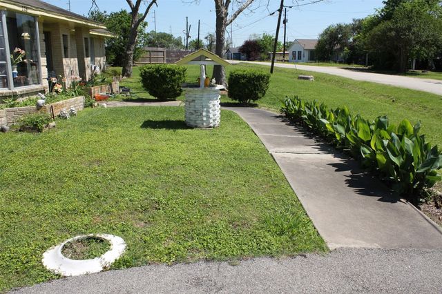206 Riverside Street, Highlands, TX 77562