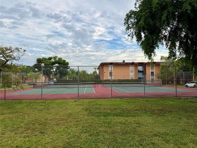 9429 SW 76th St W25, Miami, FL 33173
