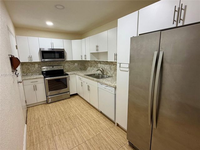 9429 SW 76th St W25, Miami, FL 33173