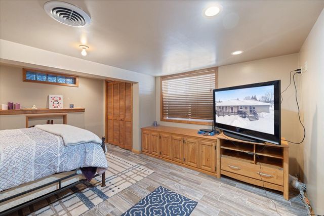 704 S 8th Ave W, Virginia, MN 55792