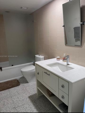 881 Ocean Drive 18B, Key Biscayne, FL 33149