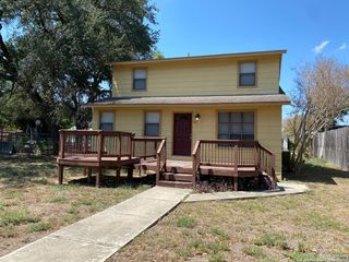 621 Burmeister, Pleasanton, TX 78064