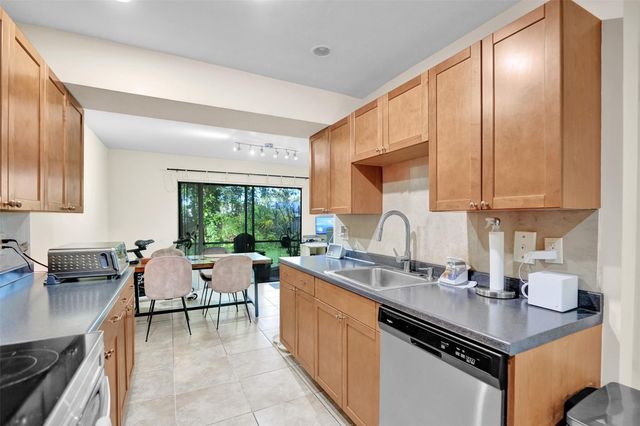 9851 Riverside Dr, Coral Springs, FL 33071