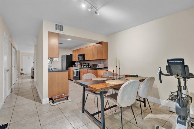 9851 Riverside Dr, Coral Springs, FL 33071