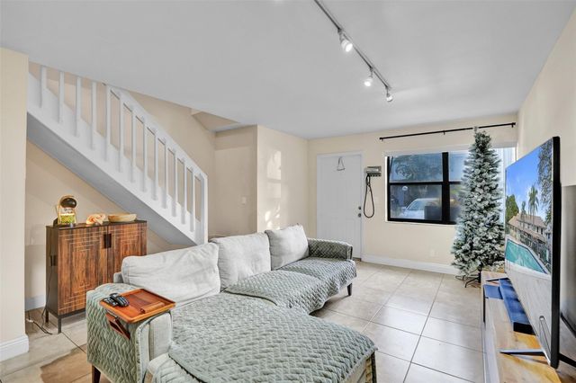 9851 Riverside Dr, Coral Springs, FL 33071