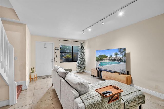 9851 Riverside Dr, Coral Springs, FL 33071