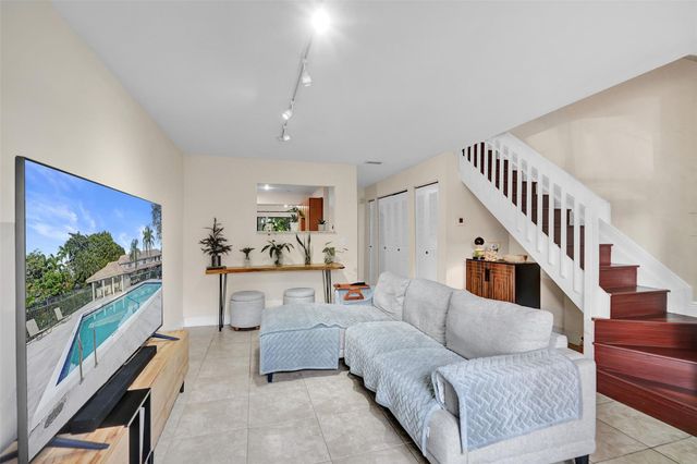 9851 Riverside Dr, Coral Springs, FL 33071