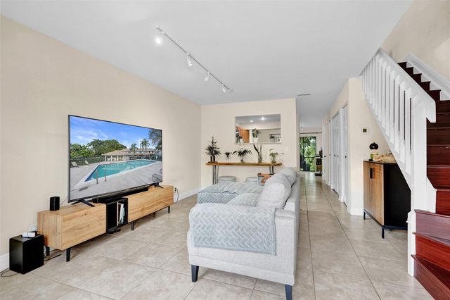 9851 Riverside Dr, Coral Springs, FL 33071